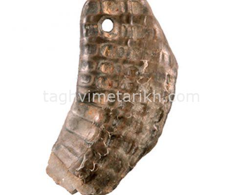 یک آویز ساخته شده از صدف که در کاوش باستانشناسی عاری بنام التپه یا علی تپه در مازندران کشف شده است . این صدف سوراخ شده با ریسمانش به گردن آویزان می شد یا آن را به لباس می دوختند این گردن آویزمتعلق به دوران فرا پارینه سنگی می باشد. منبع : موزه ملی ایران